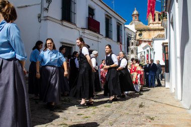 Corpus Christi geçit törenine katılan rahibeler, İsa 'nın gerçek varlığını işlemek için asırlık bir Katolik inancı geleneği. Eski Carmona kasabasının dar sokaklarında dini törenler düzenlenir.