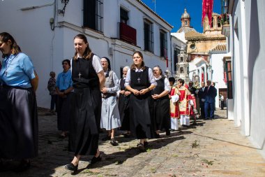 Corpus Christi geçit törenine katılan rahibeler, İsa 'nın gerçek varlığını işlemek için asırlık bir Katolik inancı geleneği. Eski Carmona kasabasının dar sokaklarında dini törenler düzenlenir.