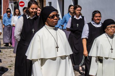 Corpus Christi geçit törenine katılan rahibeler, İsa 'nın gerçek varlığını işlemek için asırlık bir Katolik inancı geleneği. Eski Carmona kasabasının dar sokaklarında dini törenler düzenlenir.
