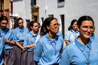 Corpus Christi geçit törenine katılan rahibeler, İsa 'nın gerçek varlığını işlemek için asırlık bir Katolik inancı geleneği. Eski Carmona kasabasının dar sokaklarında dini törenler düzenlenir.