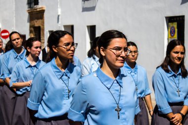 Corpus Christi geçit törenine katılan rahibeler, İsa 'nın gerçek varlığını işlemek için asırlık bir Katolik inancı geleneği. Eski Carmona kasabasının dar sokaklarında dini törenler düzenlenir.