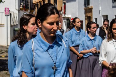 Corpus Christi geçit törenine katılan rahibeler, İsa 'nın gerçek varlığını işlemek için asırlık bir Katolik inancı geleneği. Eski Carmona kasabasının dar sokaklarında dini törenler düzenlenir.