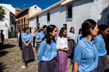 Corpus Christi geçit törenine katılan rahibeler, İsa 'nın gerçek varlığını işlemek için asırlık bir Katolik inancı geleneği. Eski Carmona kasabasının dar sokaklarında dini törenler düzenlenir.