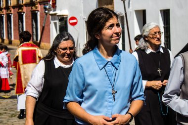 Corpus Christi geçit törenine katılan rahibeler, İsa 'nın gerçek varlığını işlemek için asırlık bir Katolik inancı geleneği. Eski Carmona kasabasının dar sokaklarında dini törenler düzenlenir.