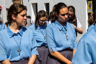 Corpus Christi geçit törenine katılan rahibeler, İsa 'nın gerçek varlığını işlemek için asırlık bir Katolik inancı geleneği. Eski Carmona kasabasının dar sokaklarında dini törenler düzenlenir.