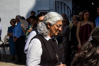 Corpus Christi geçit törenine katılan rahibeler, İsa 'nın gerçek varlığını işlemek için asırlık bir Katolik inancı geleneği. Eski Carmona kasabasının dar sokaklarında dini törenler düzenlenir.