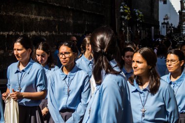 Corpus Christi geçit törenine katılan rahibeler, İsa 'nın gerçek varlığını işlemek için asırlık bir Katolik inancı geleneği. Eski Carmona kasabasının dar sokaklarında dini törenler düzenlenir.