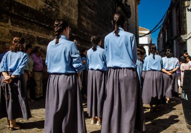 Corpus Christi geçit törenine katılan rahibeler, İsa 'nın gerçek varlığını işlemek için asırlık bir Katolik inancı geleneği. Eski Carmona kasabasının dar sokaklarında dini törenler düzenlenir.