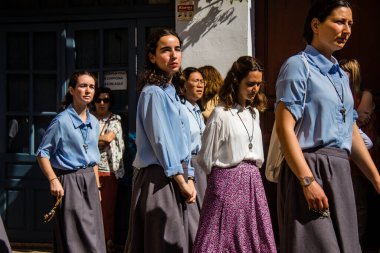 Corpus Christi geçit törenine katılan rahibeler, İsa 'nın gerçek varlığını işlemek için asırlık bir Katolik inancı geleneği. Eski Carmona kasabasının dar sokaklarında dini törenler düzenlenir.