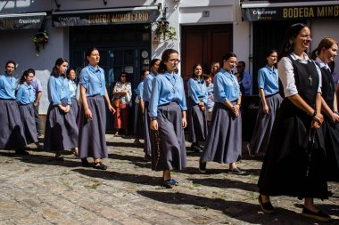 Corpus Christi geçit törenine katılan rahibeler, İsa 'nın gerçek varlığını işlemek için asırlık bir Katolik inancı geleneği. Eski Carmona kasabasının dar sokaklarında dini törenler düzenlenir.