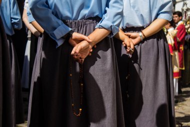 Corpus Christi geçit törenine katılan rahibeler, İsa 'nın gerçek varlığını işlemek için asırlık bir Katolik inancı geleneği. Eski Carmona kasabasının dar sokaklarında dini törenler düzenlenir.