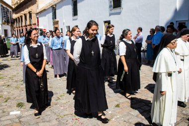 Corpus Christi geçit törenine katılan rahibeler, İsa 'nın gerçek varlığını işlemek için asırlık bir Katolik inancı geleneği. Eski Carmona kasabasının dar sokaklarında dini törenler düzenlenir.