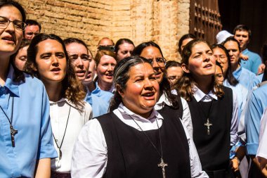 Corpus Christi geçit törenine katılan rahibeler, İsa 'nın gerçek varlığını işlemek için asırlık bir Katolik inancı geleneği. Eski Carmona kasabasının dar sokaklarında dini törenler düzenlenir.