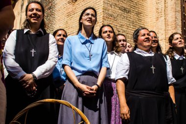 Corpus Christi geçit törenine katılan rahibeler, İsa 'nın gerçek varlığını işlemek için asırlık bir Katolik inancı geleneği. Eski Carmona kasabasının dar sokaklarında dini törenler düzenlenir.