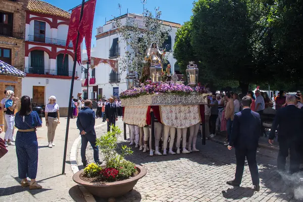 Carmona, İspanya - 11 Haziran 2023 Corpus Christi ziyafetine katılan fahri vatandaş. Görevleri dini heykelleri taşımak. Tören, en dindar kasabalardan biri olarak bilinen eski Carmona kasabasında gerçekleşiyor.