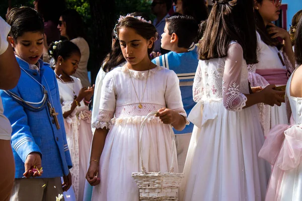 Carmona, İspanya - 11 Haziran 2023 Corpus Christi şölenine katılan genç çocuklar. Tören, İspanya 'nın en dindar kasabalarından biri olarak bilinen eski Carmona kasabasında düzenleniyor.