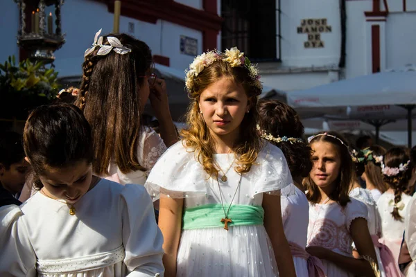 스페인의 카르모나 2023 어린이들 코퍼스 크리스티 축제에 참여하다 행진은 스페인에서 — 스톡 사진
