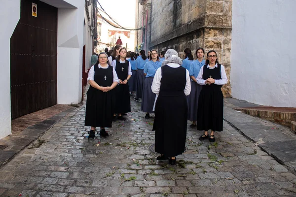 Corpus Christi geçit törenine katılan rahibeler, İsa 'nın gerçek varlığını işlemek için asırlık bir Katolik inancı geleneği. Eski Carmona kasabasının dar sokaklarında dini törenler düzenlenir.