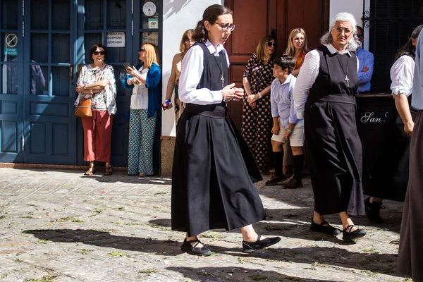 Corpus Christi Geçit Törenine Katılan Rahibeler Nın Gerçek Varlığını Işlemek — Stok fotoğraf