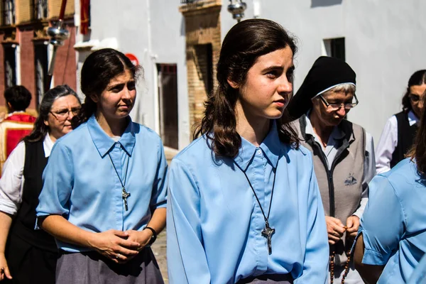 Corpus Christi geçit törenine katılan rahibeler, İsa 'nın gerçek varlığını işlemek için asırlık bir Katolik inancı geleneği. Eski Carmona kasabasının dar sokaklarında dini törenler düzenlenir.