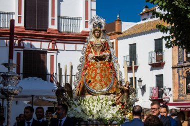 Carmona, İspanya - 11 Haziran 2023 Corpus Christi ziyafetinde kullanılan Katolik dini eserler. Tören, İspanya 'nın güneyindeki Carmona şehrinde gerçekleştirilecek.