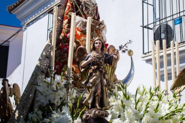 Carmona, İspanya - 11 Haziran 2023 Corpus Christi ziyafetinde kullanılan Katolik dini eserler. Tören, İspanya 'nın güneyindeki Carmona şehrinde gerçekleştirilecek.