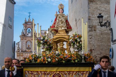 Carmona, İspanya - 11 Haziran 2023 Corpus Christi ziyafetinde kullanılan Katolik dini eserler. Tören, İspanya 'nın güneyindeki Carmona şehrinde gerçekleştirilecek.