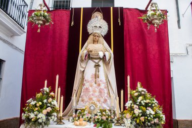 Carmona, İspanya - 11 Haziran 2023 Corpus Christi ziyafetinde kullanılan Katolik dini eserler. Tören, İspanya 'nın güneyindeki Carmona şehrinde gerçekleştirilecek.