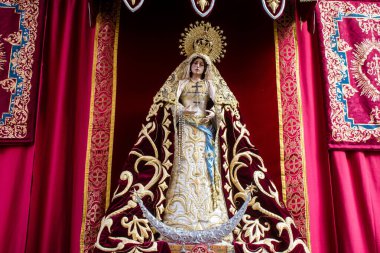 Carmona, İspanya - 11 Haziran 2023 Corpus Christi ziyafetinde kullanılan Katolik dini eserler. Tören, İspanya 'nın güneyindeki Carmona şehrinde gerçekleştirilecek.