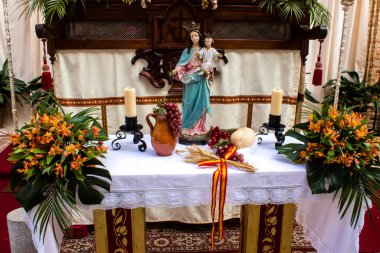 Carmona, İspanya - 11 Haziran 2023 Corpus Christi ziyafetinde kullanılan Katolik dini eserler. Tören, İspanya 'nın güneyindeki Carmona şehrinde gerçekleştirilecek.