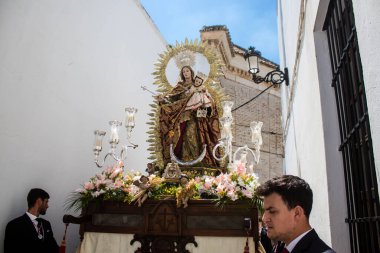 Carmona, İspanya - 11 Haziran 2023 Corpus Christi ziyafetinde kullanılan Katolik dini eserler. Tören, İspanya 'nın güneyindeki Carmona şehrinde gerçekleştirilecek.