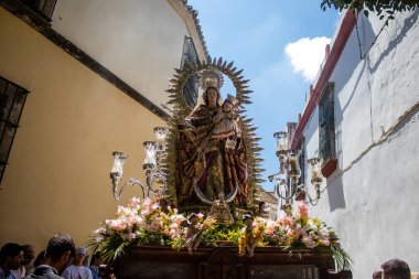 Carmona, İspanya - 11 Haziran 2023 Corpus Christi ziyafetinde kullanılan Katolik dini eserler. Tören, İspanya 'nın güneyindeki Carmona şehrinde gerçekleştirilecek.