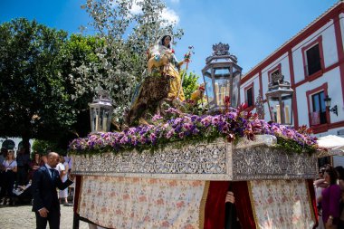 Carmona, İspanya - 11 Haziran 2023 Corpus Christi ziyafetinde kullanılan Katolik dini eserler. Tören, İspanya 'nın güneyindeki Carmona şehrinde gerçekleştirilecek.