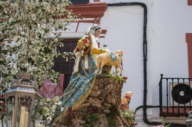 Carmona, İspanya - 11 Haziran 2023 Corpus Christi ziyafetinde kullanılan Katolik dini eserler. Tören, İspanya 'nın güneyindeki Carmona şehrinde gerçekleştirilecek.