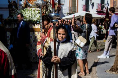 Corpus Christi geçit törenine katılan Katolik cemaatinden bir çocuk. İsa 'nın gerçek varlığını işlemek için asırlık bir Katolik inancı geleneği. Eski Carmona kasabasının dar sokaklarında dini törenler düzenleniyor.