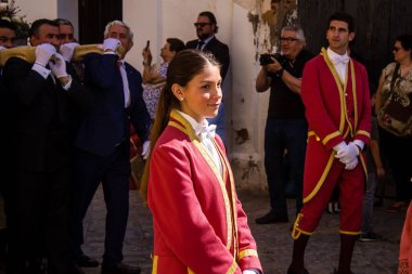 Corpus Christi geçit törenine katılan Katolik cemaatinden bir çocuk. İsa 'nın gerçek varlığını işlemek için asırlık bir Katolik inancı geleneği. Eski Carmona kasabasının dar sokaklarında dini törenler düzenleniyor.