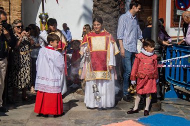 Corpus Christi geçit törenine katılan Katolik cemaatinden bir çocuk. İsa 'nın gerçek varlığını işlemek için asırlık bir Katolik inancı geleneği. Eski Carmona kasabasının dar sokaklarında dini törenler düzenleniyor.