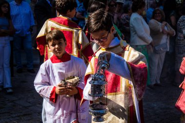 Corpus Christi geçit törenine katılan Katolik cemaatinden bir çocuk. İsa 'nın gerçek varlığını işlemek için asırlık bir Katolik inancı geleneği. Eski Carmona kasabasının dar sokaklarında dini törenler düzenleniyor.
