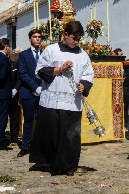 Corpus Christi geçit törenine katılan Katolik cemaatinden bir çocuk. İsa 'nın gerçek varlığını işlemek için asırlık bir Katolik inancı geleneği. Eski Carmona kasabasının dar sokaklarında dini törenler düzenleniyor.