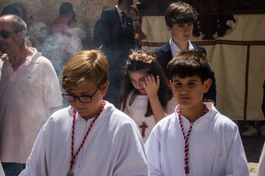 Corpus Christi geçit törenine katılan Katolik cemaatinden bir çocuk. İsa 'nın gerçek varlığını işlemek için asırlık bir Katolik inancı geleneği. Eski Carmona kasabasının dar sokaklarında dini törenler düzenleniyor.