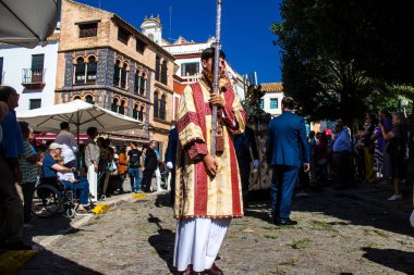 Corpus Christi geçit törenine katılan Katolik cemaatinden bir çocuk. İsa 'nın gerçek varlığını işlemek için asırlık bir Katolik inancı geleneği. Eski Carmona kasabasının dar sokaklarında dini törenler düzenleniyor.