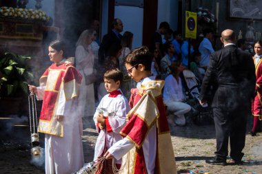 Corpus Christi geçit törenine katılan Katolik cemaatinden bir çocuk. İsa 'nın gerçek varlığını işlemek için asırlık bir Katolik inancı geleneği. Eski Carmona kasabasının dar sokaklarında dini törenler düzenleniyor.