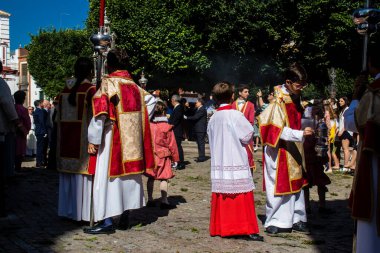 Corpus Christi geçit törenine katılan Katolik cemaatinden bir çocuk. İsa 'nın gerçek varlığını işlemek için asırlık bir Katolik inancı geleneği. Eski Carmona kasabasının dar sokaklarında dini törenler düzenleniyor.