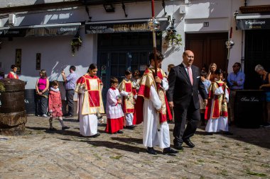 Corpus Christi geçit törenine katılan Katolik cemaatinden bir çocuk. İsa 'nın gerçek varlığını işlemek için asırlık bir Katolik inancı geleneği. Eski Carmona kasabasının dar sokaklarında dini törenler düzenleniyor.