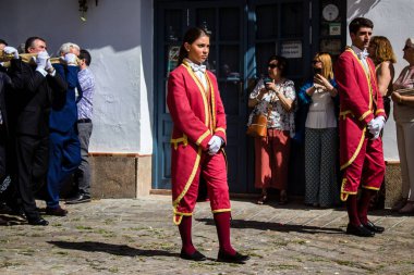 Corpus Christi geçit törenine katılan Katolik cemaatinden bir çocuk. İsa 'nın gerçek varlığını işlemek için asırlık bir Katolik inancı geleneği. Eski Carmona kasabasının dar sokaklarında dini törenler düzenleniyor.