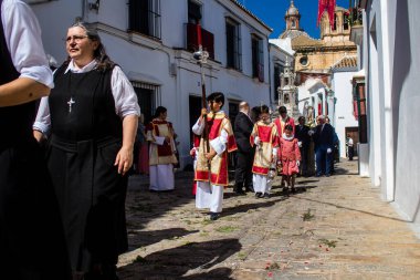 Corpus Christi geçit törenine katılan Katolik cemaatinden bir çocuk. İsa 'nın gerçek varlığını işlemek için asırlık bir Katolik inancı geleneği. Eski Carmona kasabasının dar sokaklarında dini törenler düzenleniyor.