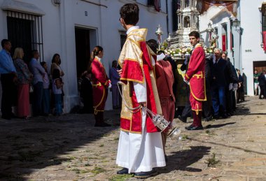 Corpus Christi geçit törenine katılan Katolik cemaatinden bir çocuk. İsa 'nın gerçek varlığını işlemek için asırlık bir Katolik inancı geleneği. Eski Carmona kasabasının dar sokaklarında dini törenler düzenleniyor.