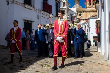 Corpus Christi geçit törenine katılan Katolik cemaatinden bir çocuk. İsa 'nın gerçek varlığını işlemek için asırlık bir Katolik inancı geleneği. Eski Carmona kasabasının dar sokaklarında dini törenler düzenleniyor.