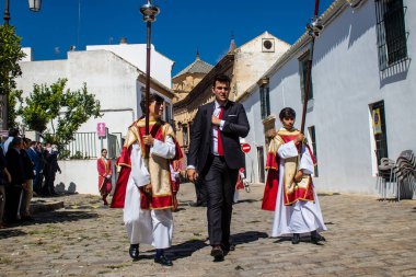 Corpus Christi geçit törenine katılan Katolik cemaatinden bir çocuk. İsa 'nın gerçek varlığını işlemek için asırlık bir Katolik inancı geleneği. Eski Carmona kasabasının dar sokaklarında dini törenler düzenleniyor.