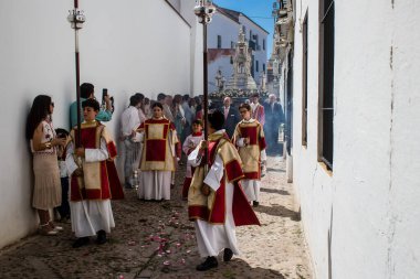 Corpus Christi geçit törenine katılan Katolik cemaatinden bir çocuk. İsa 'nın gerçek varlığını işlemek için asırlık bir Katolik inancı geleneği. Eski Carmona kasabasının dar sokaklarında dini törenler düzenleniyor.